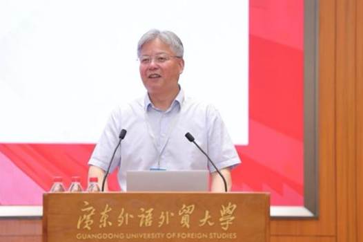 桌子上有人的照片上写着字 描述已自动生成