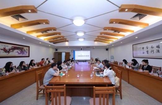 房间里有桌子和椅子 描述已自动生成